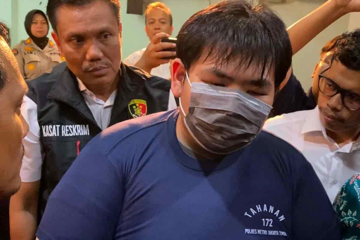 Anak bos toko roti di Cakung, George Sugama Halim (34), saat dihadirkan dalam jumpa pers di Polres Metro Jakarta Timur terkait kasus penganiayaan terhadap pegawainya, Senin (16/12/2024). Foto: Kompas.com