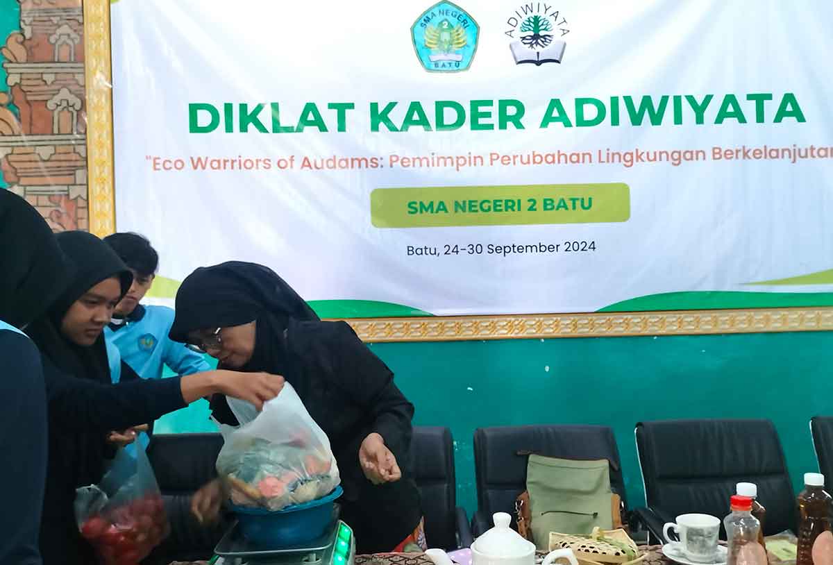 Ketua Relawan Eco Enzym Kota Batu, Gung Endah Tuti Rahayu, saat membantu penimbangan bahan baku eco enzyme.
