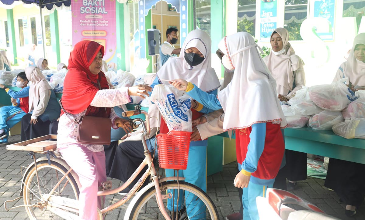 DRIVE THRU: Penyerahan paket sembako secara drive thru di halaman SMA Al Muslim Sidoarjo, Sabtu (15/4/2023). Foto: Ist.