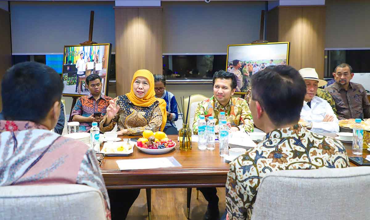 Gubernur Khofifah bersama wakilnya, Emil Dardak, saat bertemu dengan Menteri PKP, Maruarar Sirait.