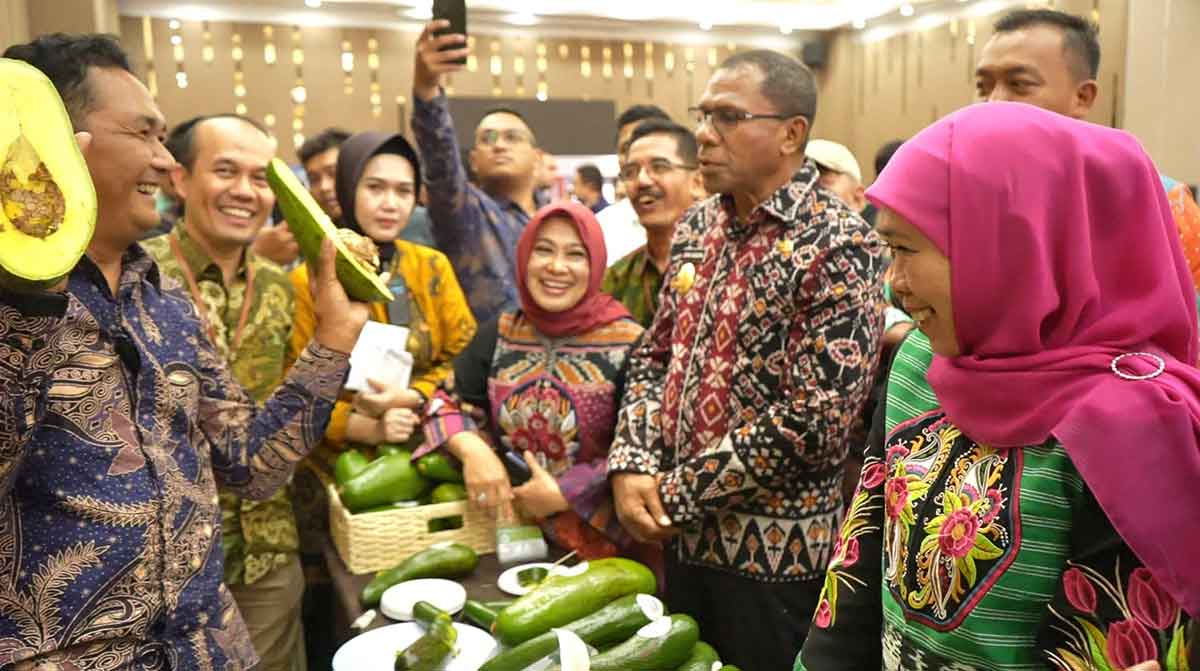Gubernur Khofifah saat berkunjung ke stan nasabah Bank UMKM Jatim yang memamerkan produk unggulan di Misi Dagang Kupang.