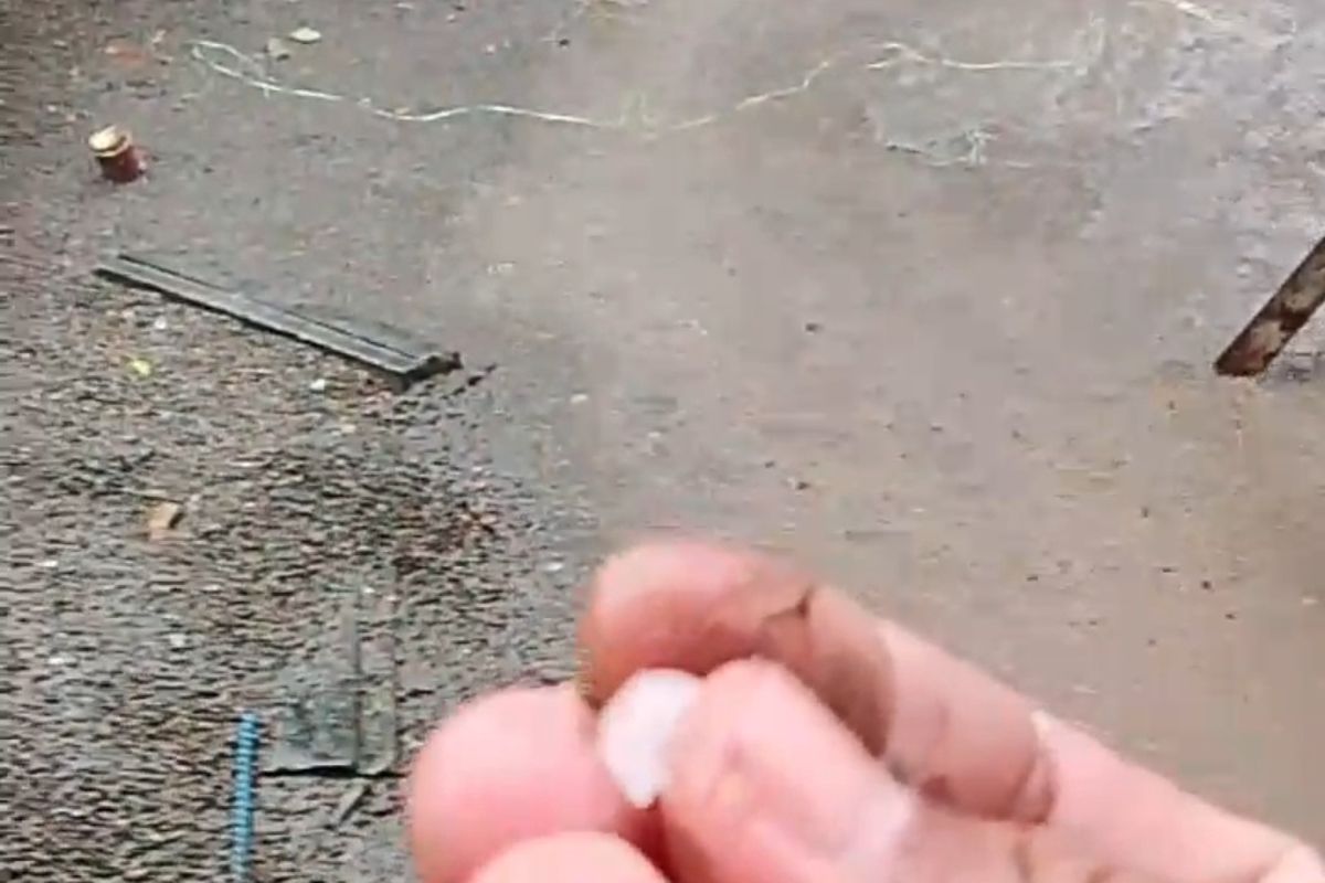 Tangkapan layar video viral hujan es yang melanda salah satu wilayah di Kediri
