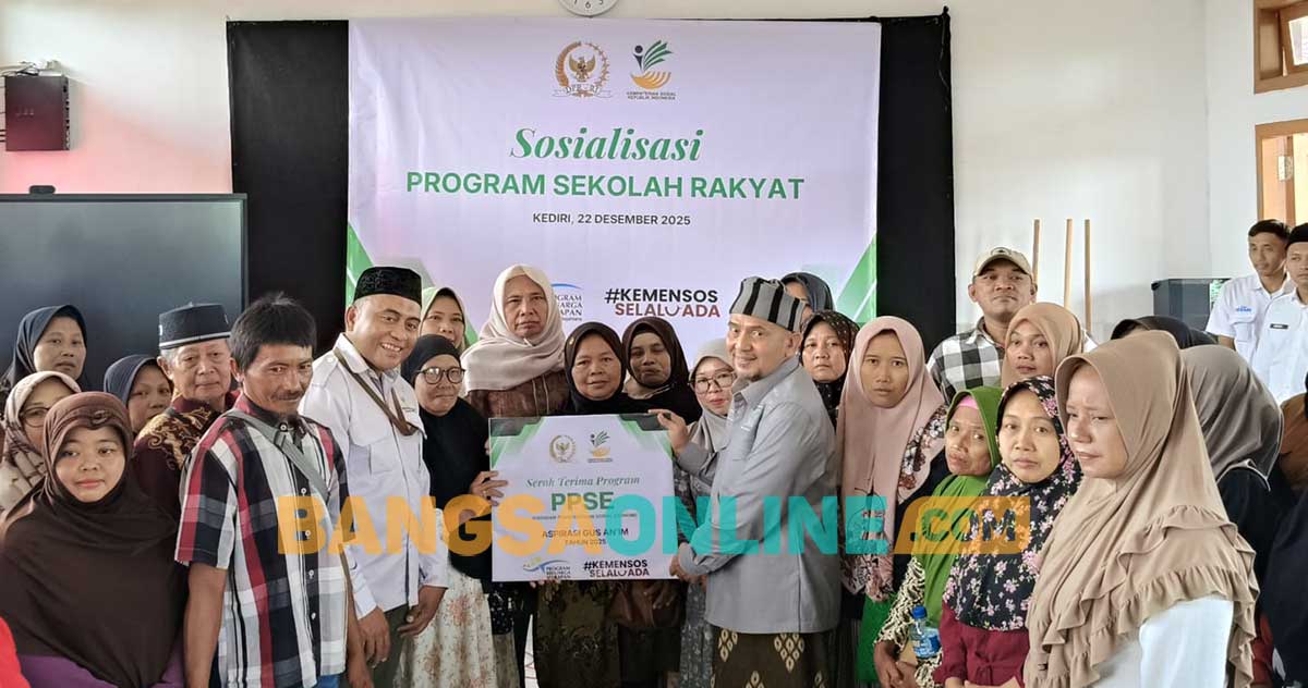Anggota Komisi VIII DPR RI dari Fraksi PKB, An’im Falachuddin Mahrus, saat menyerahkan secara simbolis bantuan Program Pemberdayaan Sosial Ekonomi kepada wali murid. Foto: MUJI HARJITA/BANGSAONLINE