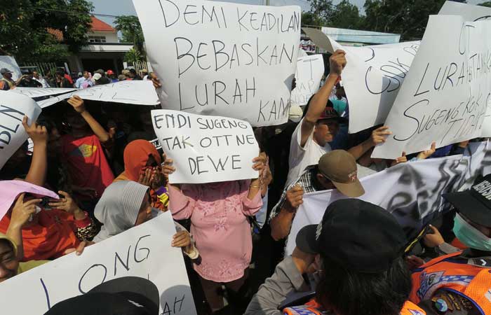 Ratusan warga desa Kesamben mendatangi Mapolres Jombang. foto: RONY S/ BANGSAONLINE