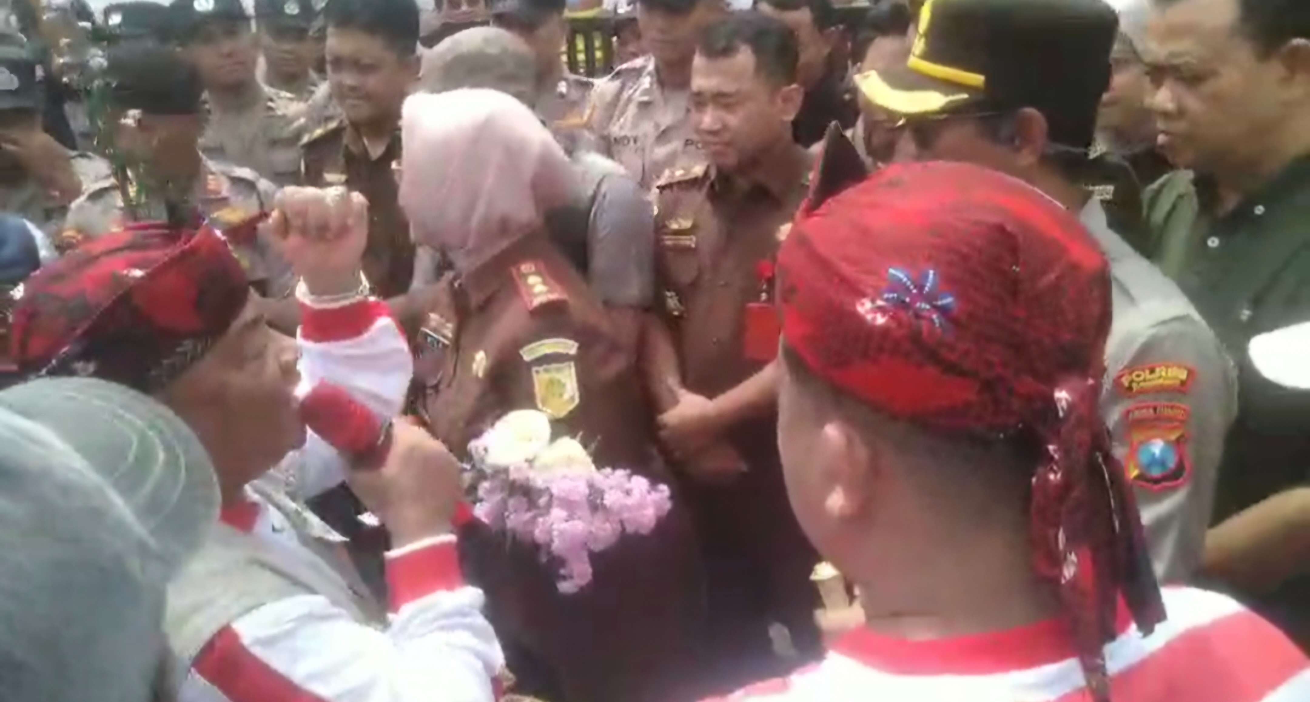 Aksi unjuk rasa soal dugaan korupsi RSUD Sampang