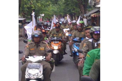 GP Ansor Gresik dan Banser melakukan show of force menyisir anggota ISIS. foto: Shopii/Harian Bangsa