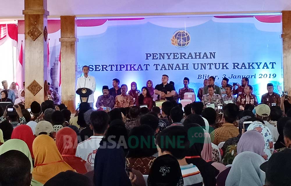 Jokowi memberikan sambutan saat pembagian Sertipikat Tanah untuk Rakyat di Pendopo Sasana Hadi Praja, Kanigoro, Kabupaten Blitar. foto: AKINA/ BANGSAONLINE