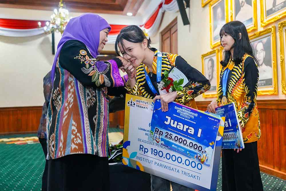 Gubernur Khofifah menyampaikan apresiasinya kepada salah satu peserta LKS Dikmen XXXIII 2025. (Ist)