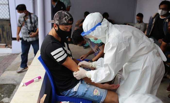 Petugas dengan APD lengkap saat mengambil sampel darah salah satu pemain Persik Kediri.