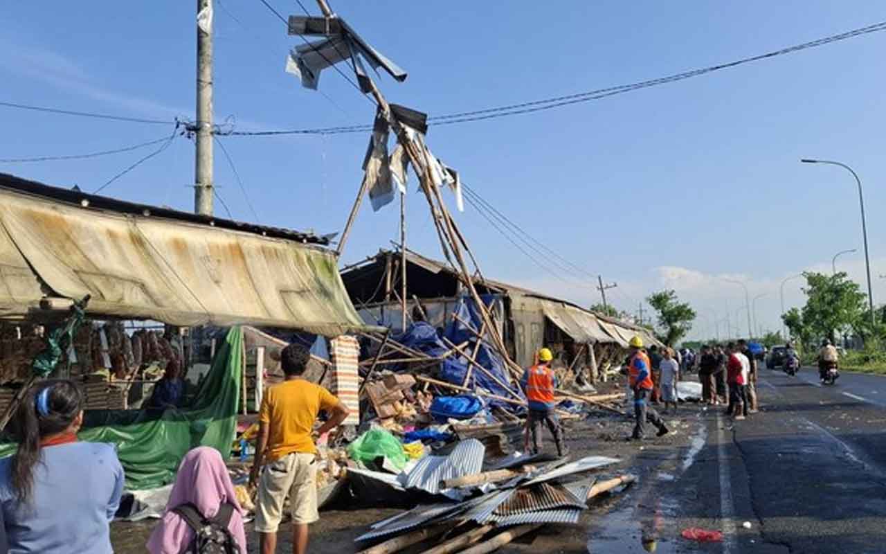 Angin kencang rusak bangunan ruko di sepanjang akses Suramadu di Bangkalan arah ke Surabaya