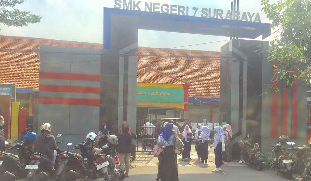 Pintu masuk SMKN 7 Surabaya.