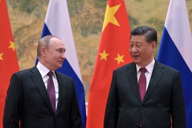 Presiden Rusia Vladimir Putin (kiri) dan Presiden China Xi Jinping berpose selama pertemuan mereka di Beijing, pada 4 Februari 2022. (AFP PHOTO/ALEXEI DRUZHININ)/KOMPAS.com