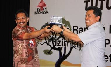 Executice Vice Presiden PT Semen Indonesia, Sunardi Prionomurti saat menyerahkan kenang-kenangan kepada pihak perhutani. (foto: suwandi/BANGSAONLINE)