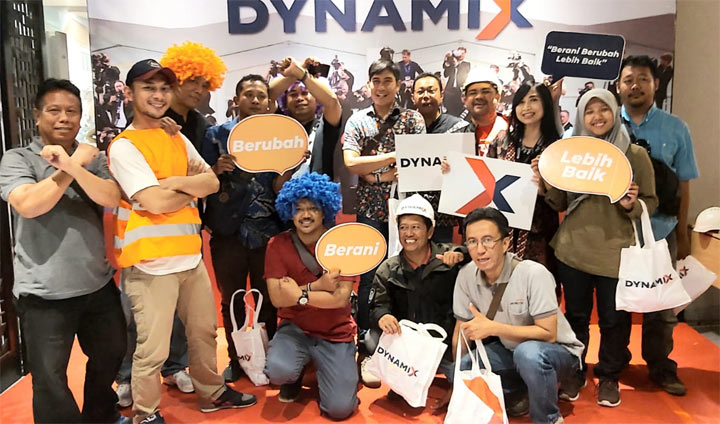 Jajaran PT SBI foto bersama dengan para kontraktor dan developer di FaveHotel Sidoarjo, Kamis (31/10) malam.