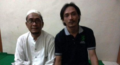KH Mansyur, MPd.I dan Nanang A, wartawan BANGSAONLINE.com Magetan. Foto: Nanang/BANGSAONLINE