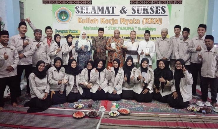 Lia Istifhama, Ketua III STAI Taruna didampingi Ketua Prodi Perbankan Syariah, Dr. H. Fadli Havera dan perwakilan warga dalam kegiatan KKN STAI Taruna. foto: ist.