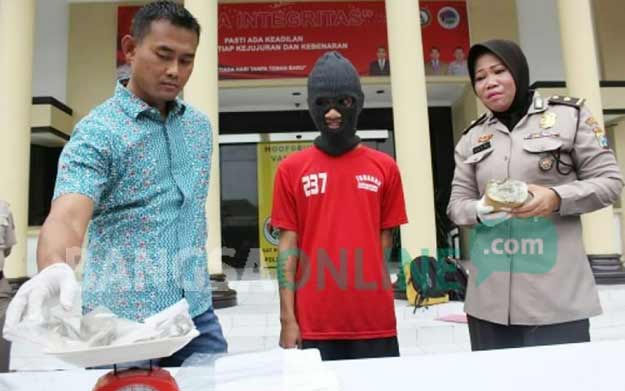 Tersangka beserta barang bukti diamankan di Mapolrestabes Surabaya.