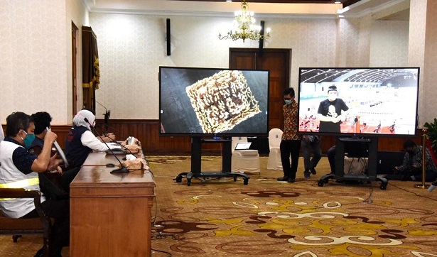 Gubernur Jawa Timur Khofifah Indar Parawansa saat memimpin rapat persiapan terakhir peluncuran Lumbung Pangan Jatim guna menjamin ketersediaan bahan pokok masyarakat.