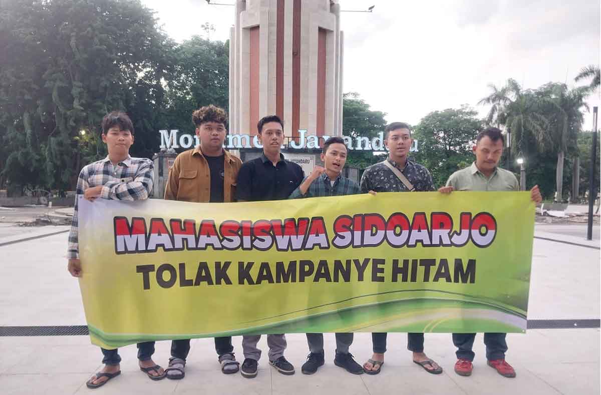 BEM Umsida saat deklarasi tolak kampanye hitam di Alun-Alun Sidoarjo.