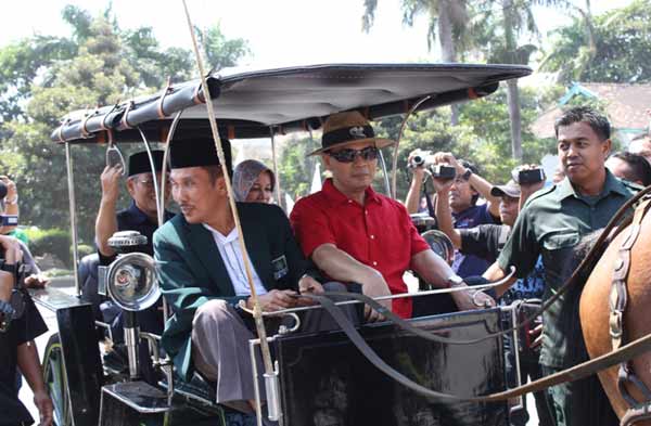Ketua DPC PKB Kabupaten Kediri Sentot Djamaludin bersama ketua DPC PDI Perjuangan Sutrisno saat mengantarkan pasangan Harmas mendaftar ke kantor KPUD Kabupaten Kediri. (arif kurniawan/BANGSAONLINE)
