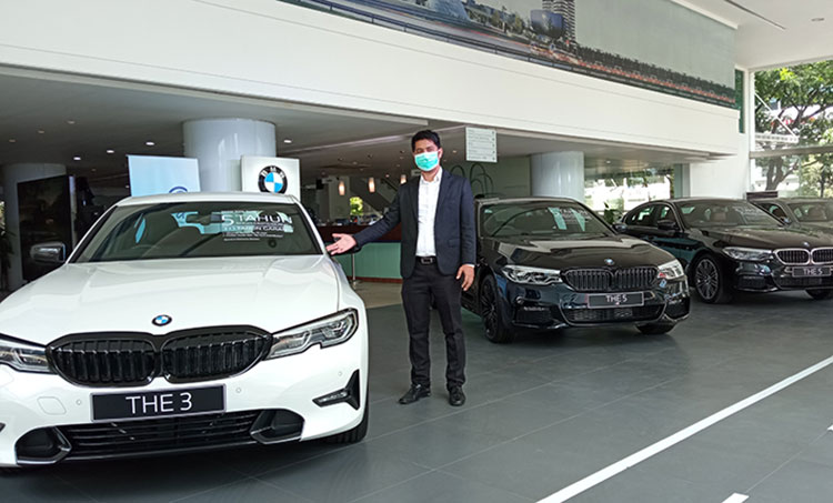 Sales Manager BMW Surabaya, Octa Wibowo saat sedang menunjukkan model kendaraan sedan dalam BMW Saloon Week. (foto: ist)