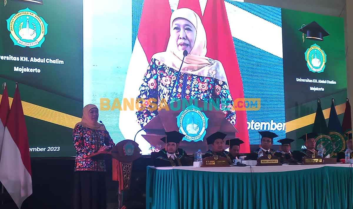 Gubernur Khofifah saat memberi sambutan ketika menghadiri wisuda sarjana dan pascasarjana ke-4 IKHAC Mojokerto. Foto: ROCHMAT SAIFUL ARIS/BANGSAONLINE