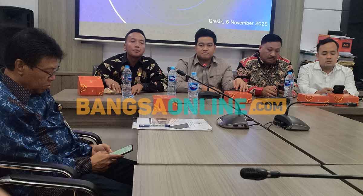 Ketua DPRD Gresik, Muhammad Syahrul Munir, didampingi jajarannya saat launching aplikasi e-Asmara. Foto: SYUHUD/BANGSAONLINE