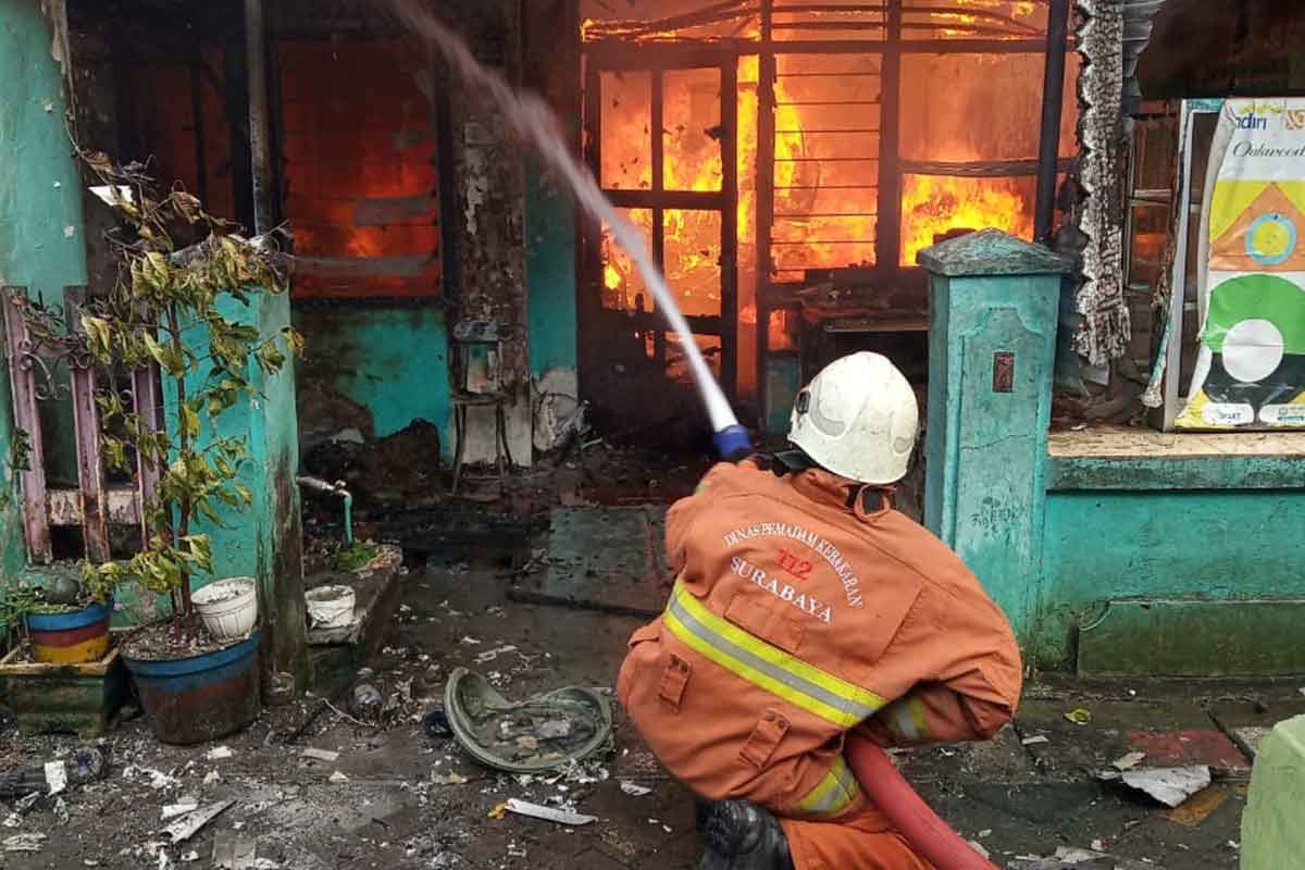 Tim Pemadam Kebakaran Kota Surabaya saat memadamkan api di Jalan Bogen Gang III No 7, Surabaya.