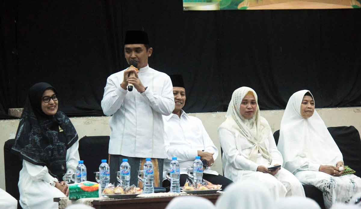 Wali Kota Pasuruan saat memberi sambutan dalam pengajian rutin yang digelar Muslimat NU.