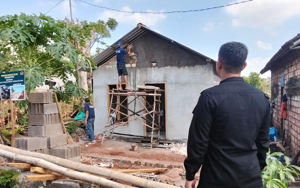 WBP Lapas Tuban saat mengikuti program bedah rumah milik warga kurang mampu dalam kegiatan TMMD ke-128.