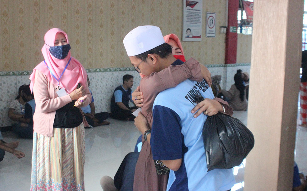 Salah satu warga binaan mendapat pelukan dari keluarganya.