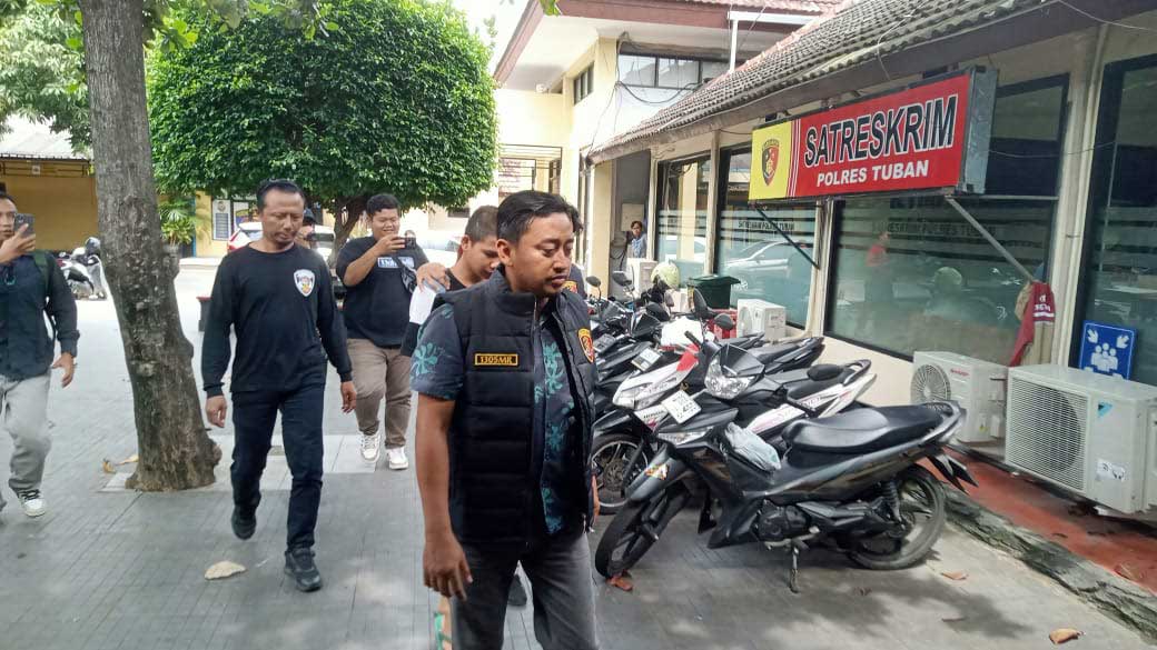 Unit Jatanras Satreskrim Polres Tuban saat menggiring pelaku curanmor ke Mapolres Tuban. Foto: Ist.