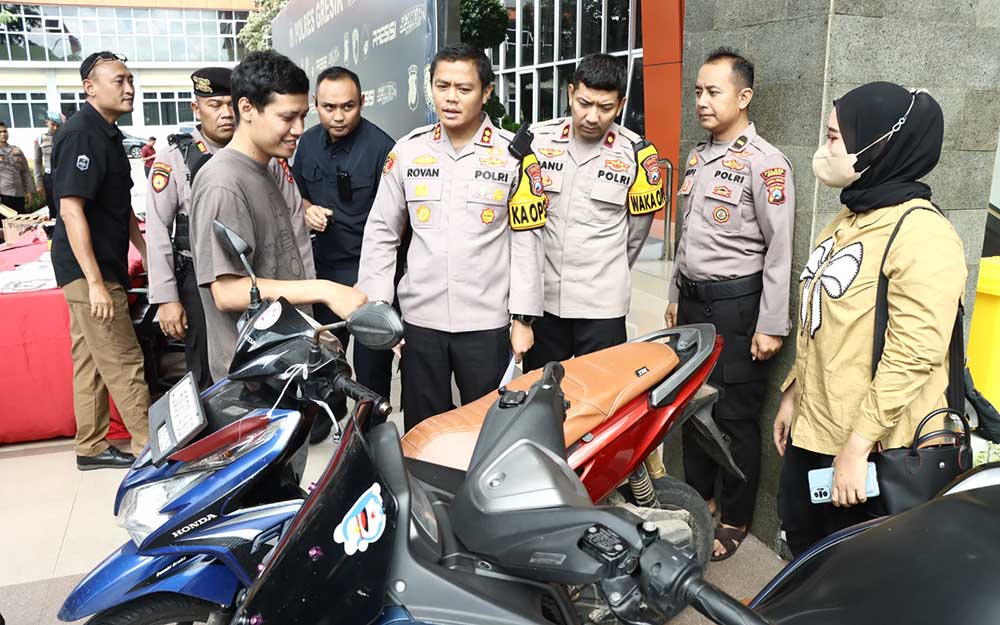 Kapolres Gresik AKBP Rovan Richard Mahenu (empat dari kanan) saat menyerahkan motor kepada korban. Foto: Ist.