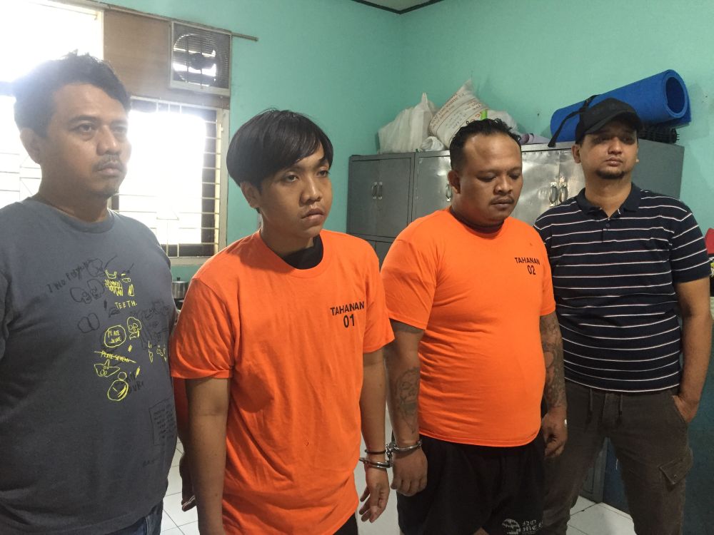 Kedua pelaku saat diamankan di Mapolsek Tenggilis Mejoyo. Foto: Rusmiyanto/BANGSAONLINE