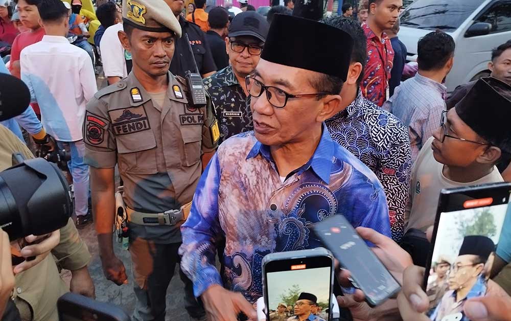 Bupati Pamekasan Kholilurrahman saat memberikan keterangan kepada wartawan di sela sidak kondisi Taman Monumen Arek Lancor. Foto: DIMAS M. S./ BANGSAONLINE