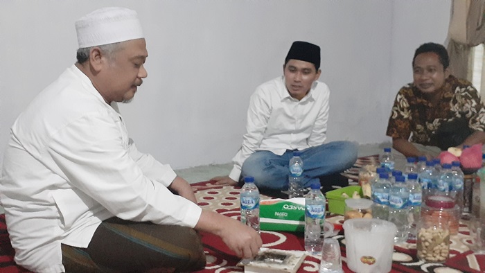 Gus Barra bersilaturahim dengan KH Nawas Mawahib Hasyimb.