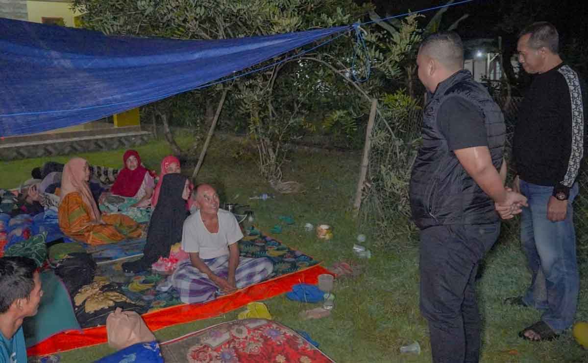 Bupati Gresik, Fandi Akhmad Yani, saat mengunjungi korban gempa bumi yang tinggal di tenda darurat. Foto: Ist
