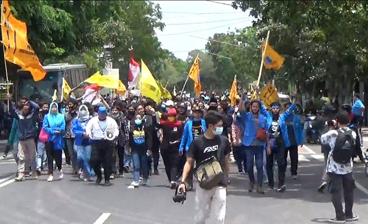 Puluhan Aktivis PMII Nganjuk mendatangi Gedung DPRD Nganjuk untuk menyuarakan penolakan Omnibus Law UU Cipta Kerja, Jumat (9/10/2020). (foto: BAMBANG/ BANGSAONLINE)