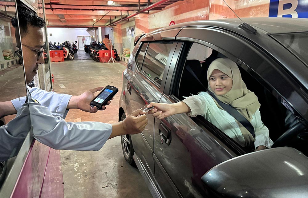 Ilustrasi pembayaran parkir nontunai. Foto: Hms