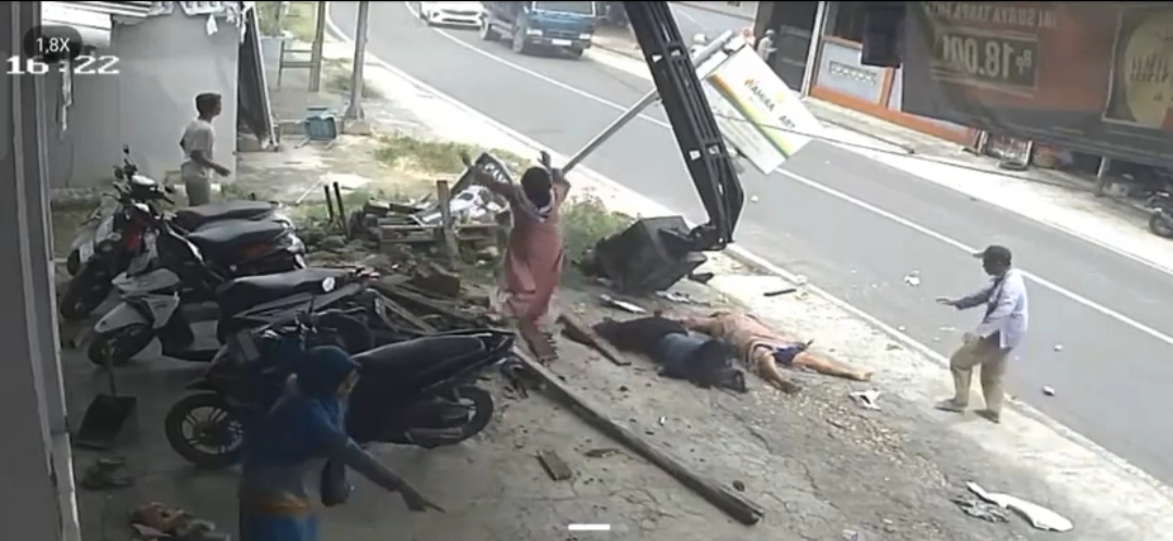 Tangkapan layar video CCTV kecelakaan di Jalan Raya Dusun Beltok, Desa Plakpak, Pegantenan
