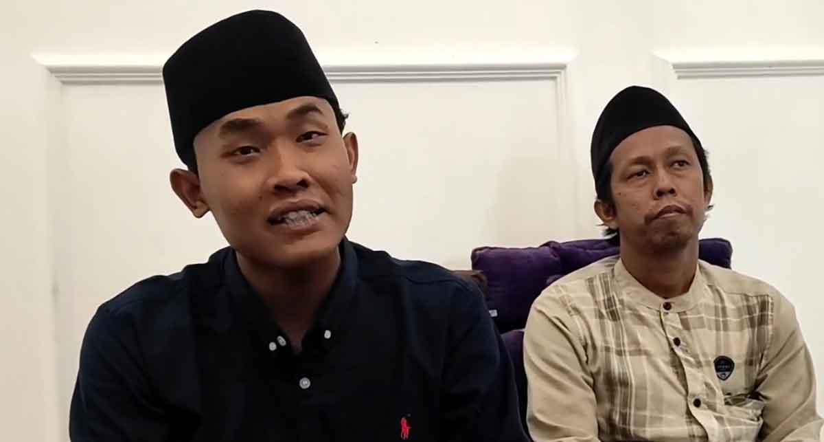 Pengasuh Majelis Ta’lim Ibadallah di Tarokan, Kabupaten Kediri, Muhammad Ilham Yahya Al-Maliki atau Gus Ilham, saat menyampaikan klarifikasi ke awak media.