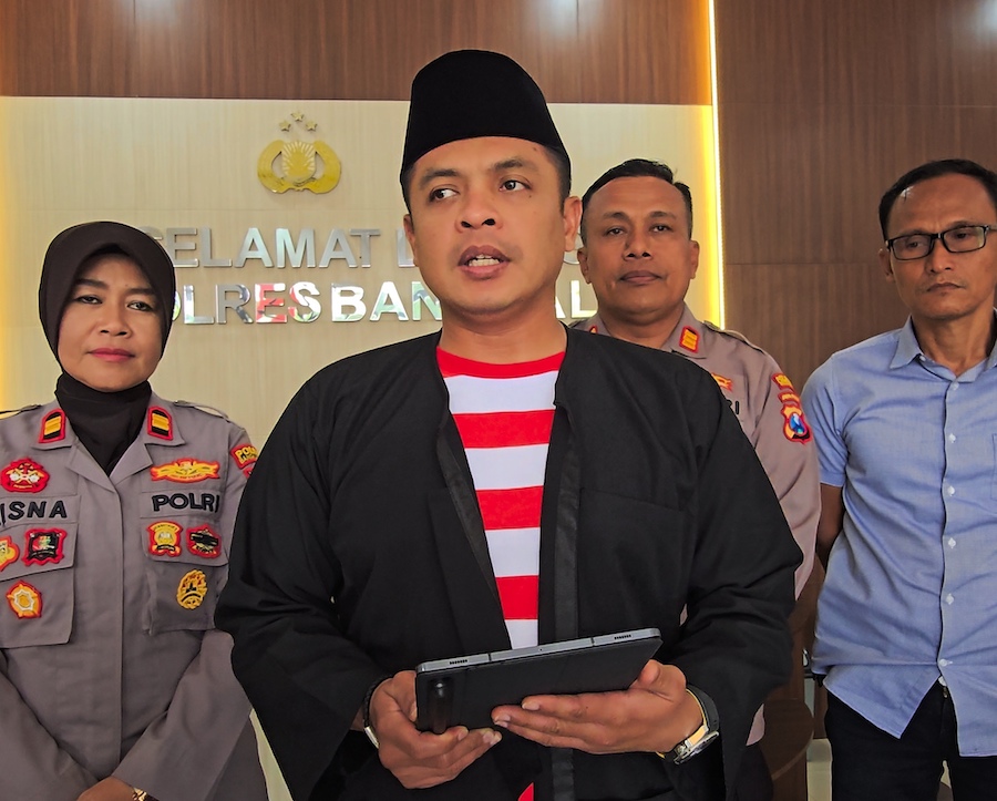 Kapolres Bangkalan, AKBP Hendro Sukmono, S.I.K., M.I.K., saat memberi pernyataan pers di Mapolres Bangkalan. Foto: AHMAD FAUZI/ BANGSAONLINE