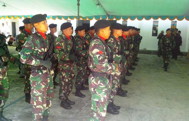 Tentara yang disiapkan untuk pengamanan dan upacara penghormatan terakhir KH Hasyim Muzadi. foto: tuhu/ BANGSAONLINE