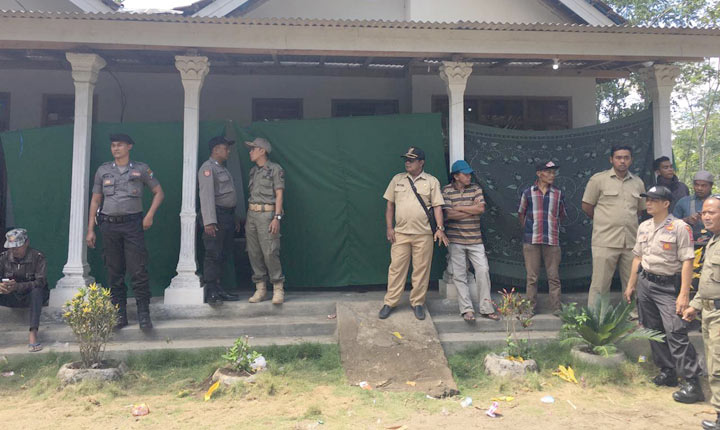 Proses penggalian jasad korban Surono yang dipendam di bawah mushola rumah.