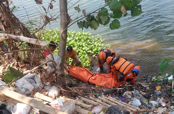 Petugas saat akan mengevakuasi jenazah perempuan tanpa identitas dari Sungai Brantas. Foto: Ist.