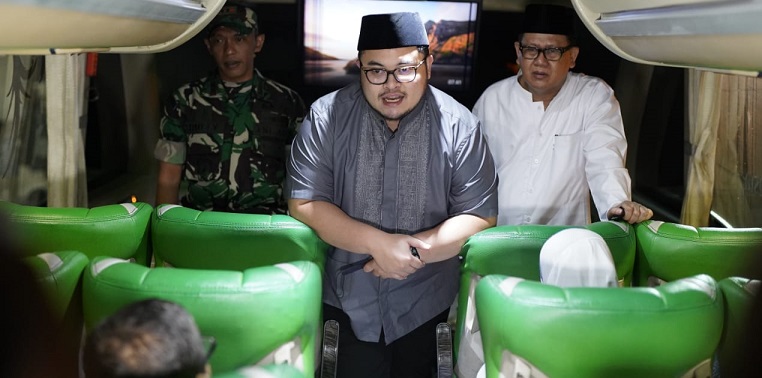 Bupati Kediri Hanindhito Himawan Pramana menyapa para calon jamaah haji di dalam bus sebelum pemberangkatan menuju Asrama Haji Sukolilo Surabaya. (Foto: Ist.)