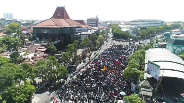 Aksi unjukrasa puluhan ribu mahasiswa Surabaya menolak UU KPK dan KUHP di kantor DPRD Jatim Jalan Indrapura Surabaya, Kamis (26/9/2019). Mereka datang dari berbagai kampus kota Surabaya dan sekitarnya dengan tagar "Surabaya Menggugat". Foto: purnama/suarasurabaya.net