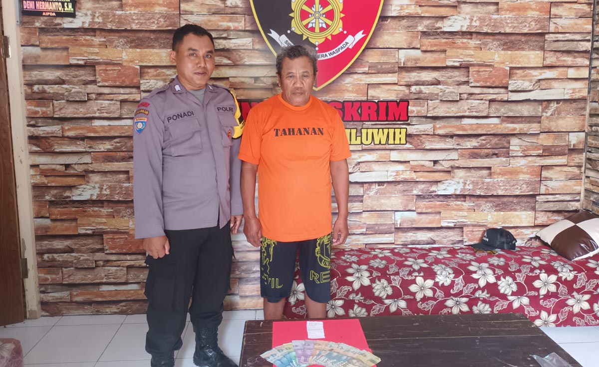 Tersangka TW saat diamankan di Mapolres Ngadiluwih. Foto: Ist.