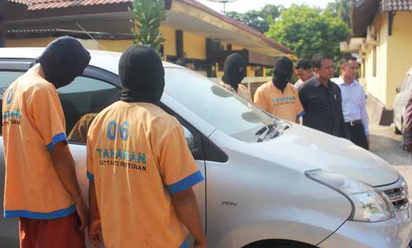 Tersangka penjualan mobil bodong saat digelandang di Mapolres Tuban. (foto: suwandi/BANGSAONLINE)