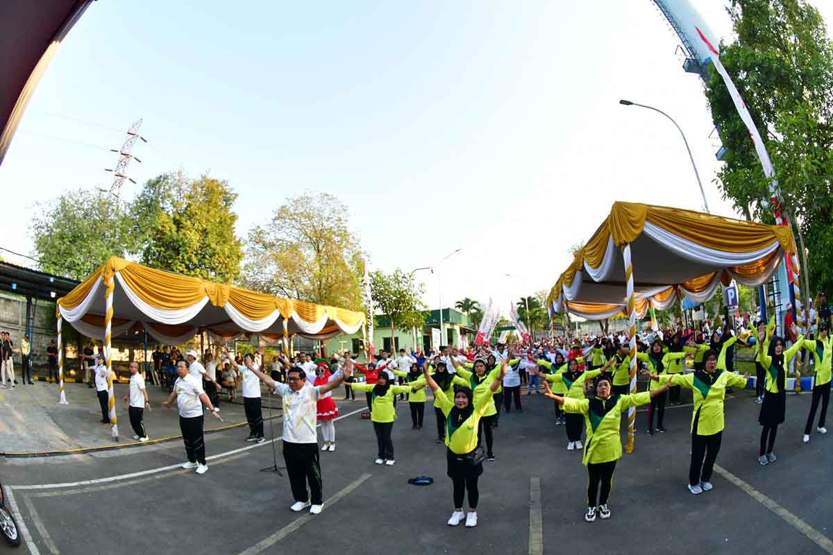 Direktur Utama Petrokimia Gresik, Dwi Satriyo Annurogo saat ikuti senam bersama dalam kegiatan  jalan sehat dan pengobatan gratis. Foto: Ist.